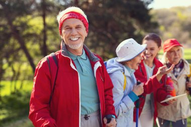 Coşkulu yaşlı adam etrafa