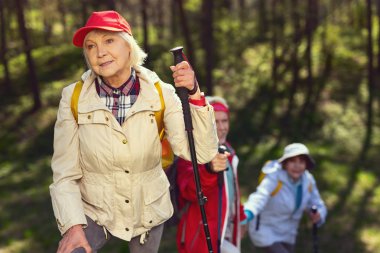 Kararlı kadın arkadaşlarıyla hiking