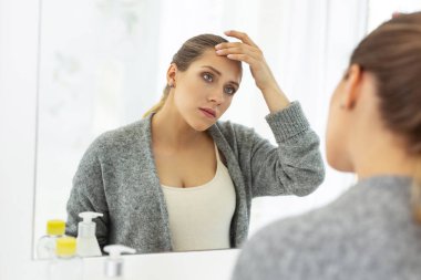 Ciddi endişe kadın fark kırışıklık