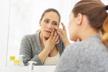 Güzel kadın sivilce kurtulmak odaklı