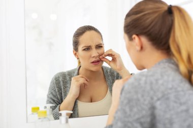 Kızgın kızgın kadın saç azaltmak