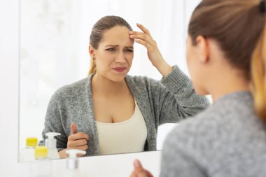 Endişeli üzgün kadın bulma kırışıklık