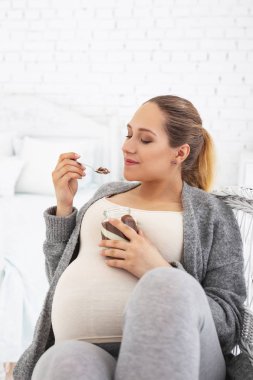 Hamile kadın yaymak kakao yiyip bitiren rüya