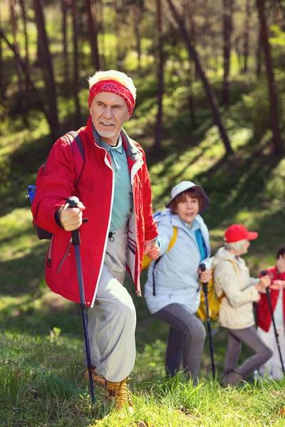 Inspired man hiking with his team — Stock Photo, Image