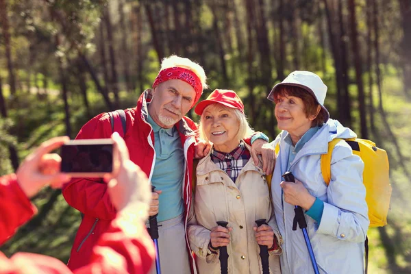 Alert friends taking pictures while hiking — Stock Photo, Image