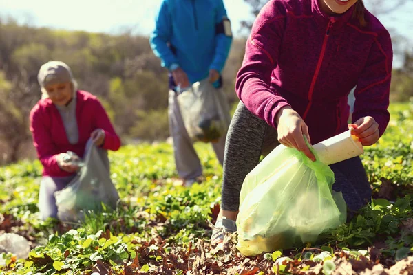 Alerta a voluntarios recogiendo basura en el bosque — Foto de Stock