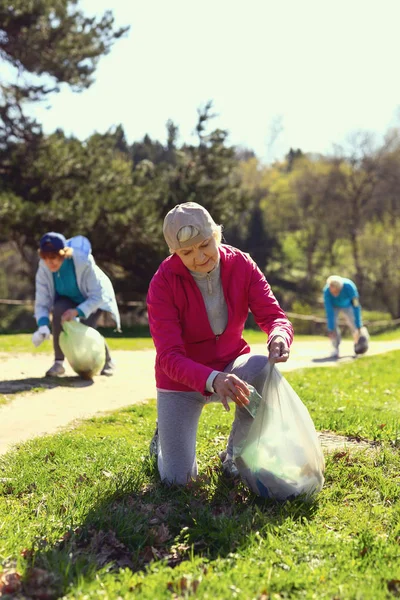 Решительные добровольцы собирают мусор в лесу — стоковое фото