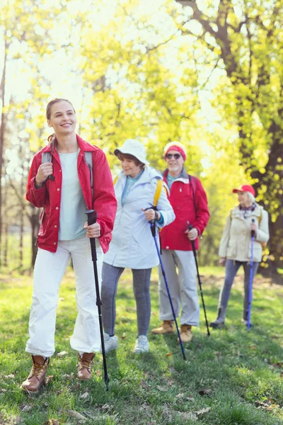 Waarschuwing jonge vrouw wandelen met haar verwanten — Stockfoto