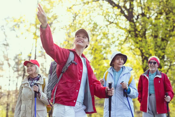 Joyful guide showing the way — Stock Photo, Image