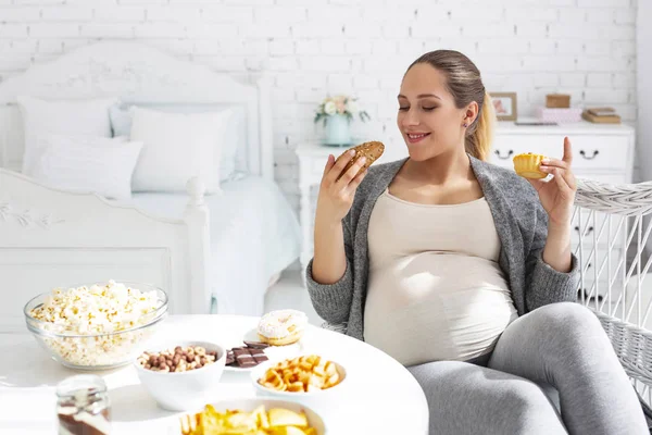 Glückliche schwangere Frau beim Essen — Stockfoto