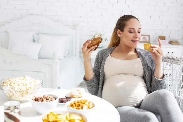 Schwangere schwangere Frau probiert französisches Gebäck — Stockfoto