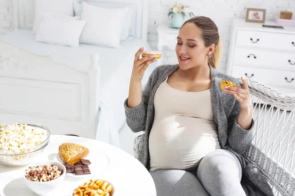 Schwangere entscheidet sich für französisches Gebäck — Stockfoto