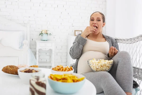 Vonzó, pattogatott kukorica fogyasztása terhes nő — Stock Fotó