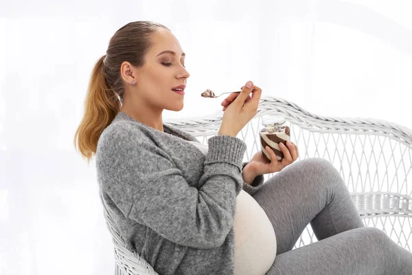 Reflexní těhotná žena jíst kakaové šířit — Stock fotografie