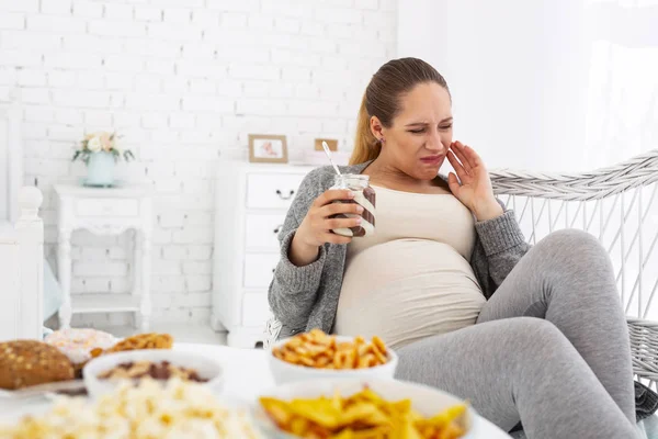 Schmerzhafte Schwangere mit Zahnschmerzen — Stockfoto