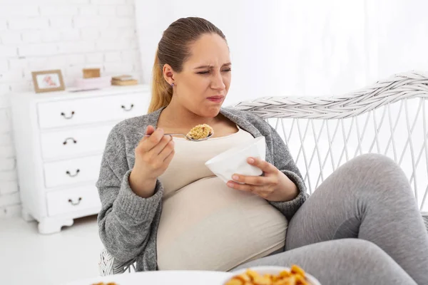 Verrückte schwangere Frau isst Müsli — Stockfoto