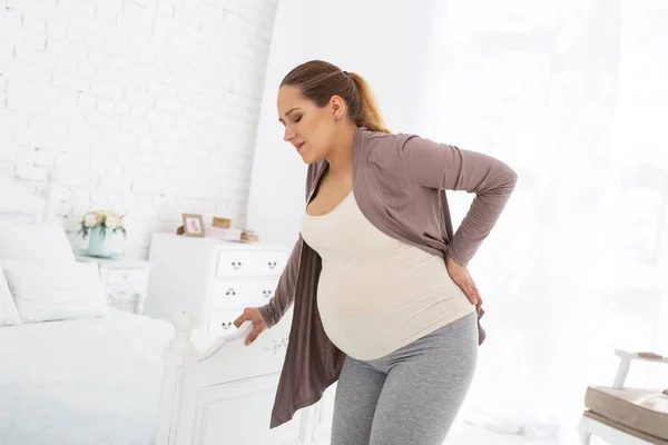 Hamile kadın arka tarafta ağrı hissi — Stok fotoğraf