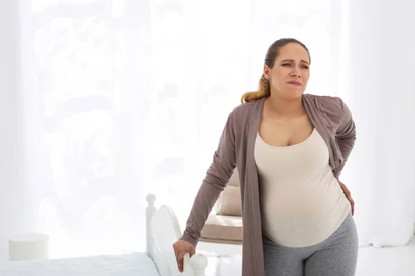 Wanita hamil yang menarik meminimalkan nyeri punggung — Stok Foto
