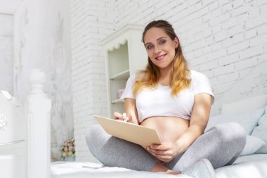 Neşeli hamile kadın gebelik günlüğü içinde çizim