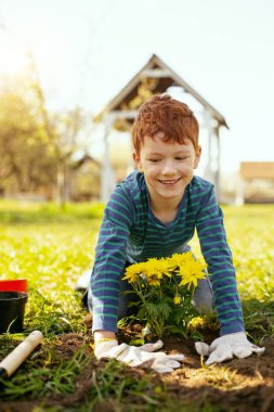 Gülümseyen mutlu neşeli çocuk