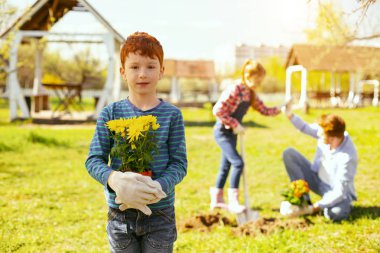 Sevimli genç çocuk sana bakmak