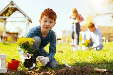 Sana bakmak çok mutlu hoş çocuk
