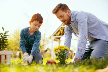 Yerde oturan güzel adam çalışkan