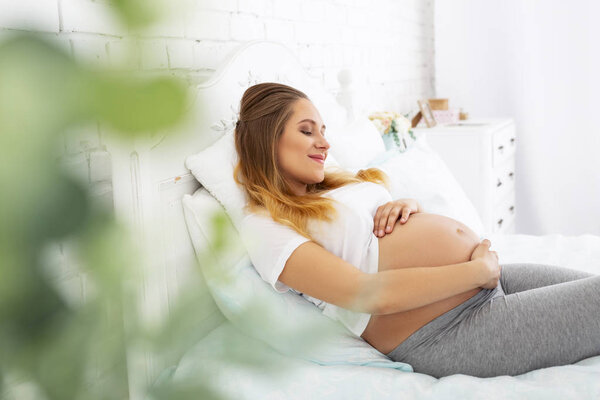 Jolly pregnant woman coming up with name