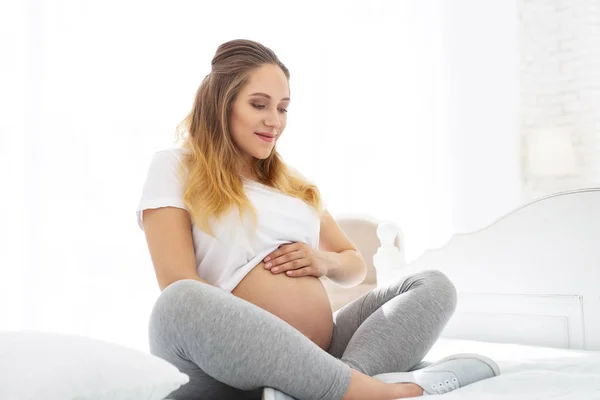 Memaksa wanita hamil menikmati kehamilan — Stok Foto