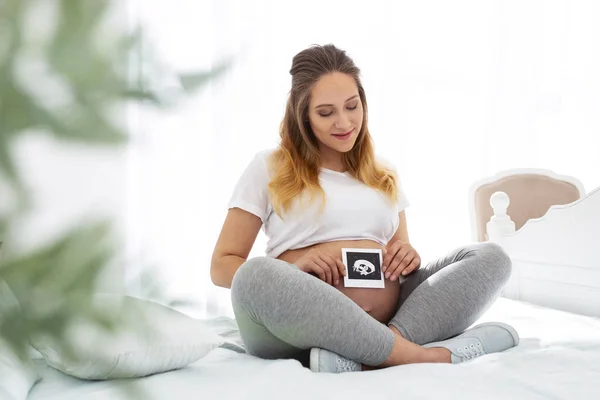 Mulher grávida positiva demonstrando ultra-som — Fotografia de Stock