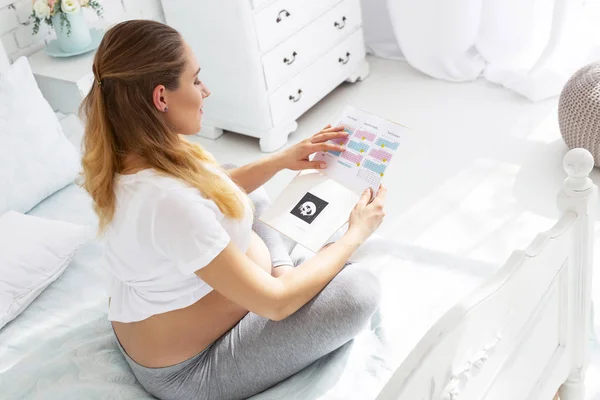 Charmigt gravid kvinna graviditet tidning — Stockfoto