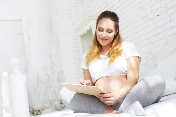 Cieszę się, że kobieta w ciąży dopełnienie ciąży pamiętnik — Zdjęcie stockowe