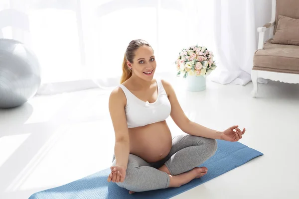 Happy pregnant woman finding balance — Stock Photo, Image
