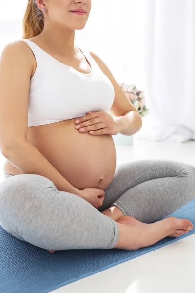 Dengarkan Bayi Tutup Tangan Wanita Menyentuh Perut Sementara Wanita Duduk — Stok Foto