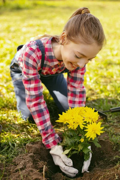 Весела приємна дівчина насолоджується садівництвом — стокове фото