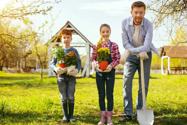 Alegre familia feliz mirándote — Foto de Stock