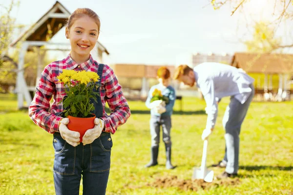 Niza chica feliz holing flores — Foto de Stock