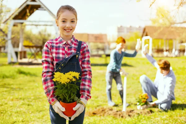 Alegre chica agradable de pie en el jardín — Foto de Stock