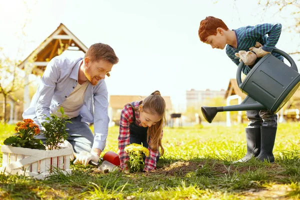 Buen chico lindo ayudando a su familia — Foto de Stock