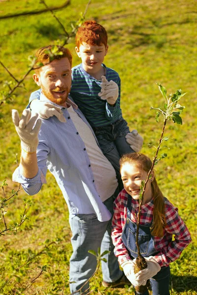 Szép boldog család dolgozik a kertben — Stock Fotó