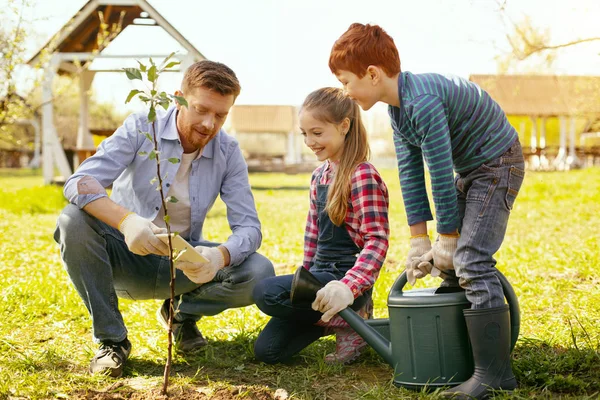 Glada lyckliga familjen att vara tillsammans — Stockfoto