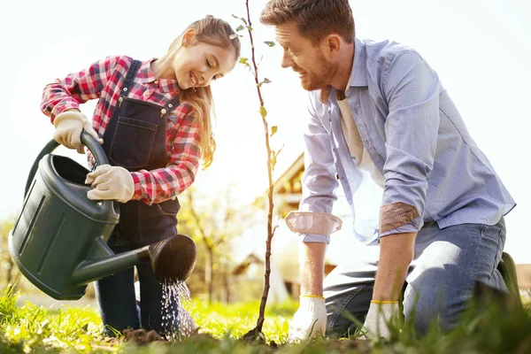 Feliz hombre encantado mirando a su hija — Foto de Stock