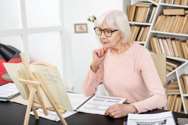 Yansıtıcı kadın kıdemli bilgi alma
