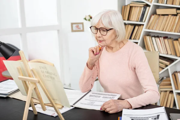Yansıtıcı kadın kıdemli bilgi alma