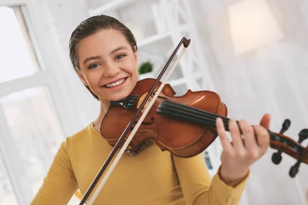 Menina alegre posando na câmera — Fotografia de Stock