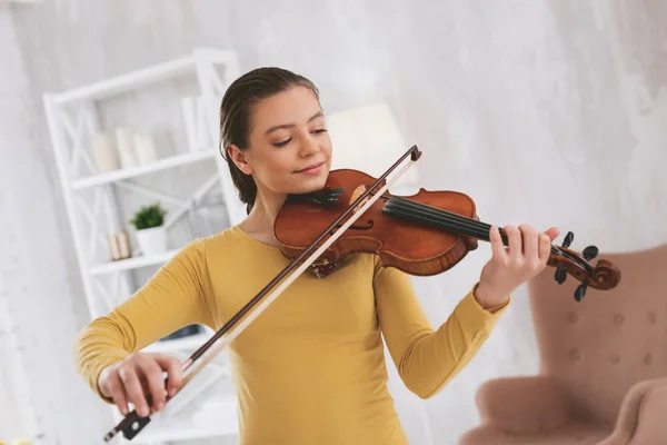 Músico atento olhando para cordas — Fotografia de Stock