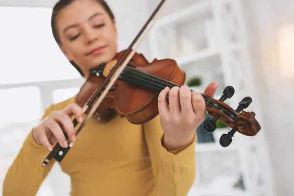 Świadome Skrzypek Zachwycony Dziewczyna Złagodzone Podczas Odtwarzania Ulubionych Melodii — Zdjęcie stockowe