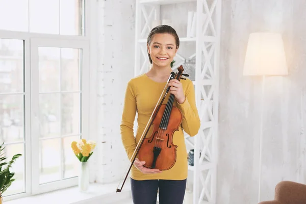 Descansar Violinista Encantador Expressando Positividade Enquanto Prepara Para Desempenho — Fotografia de Stock