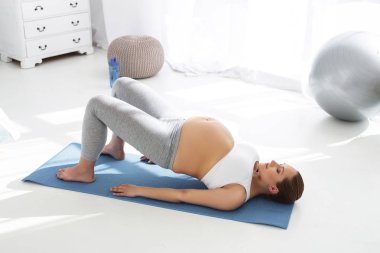Sakin hamile kadın Yoga çalışıyor