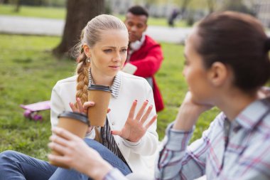 Mavi gözlü öğrenci okul ile konuşan duygusal duygu